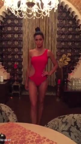 [Image: 112308035_Muhanova_Alena_Catwalk.jpg]