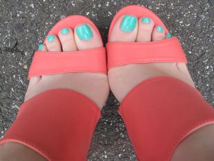 Blogger with sexy Legs and Feet non nude NN b7o849mao6
