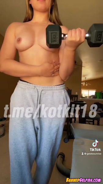 Kristin – Young Girl First Time Nude Selfie On Tiktok