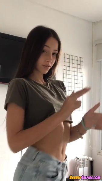 Christina – Epic 18 Years Old School Babe Nude Selfie