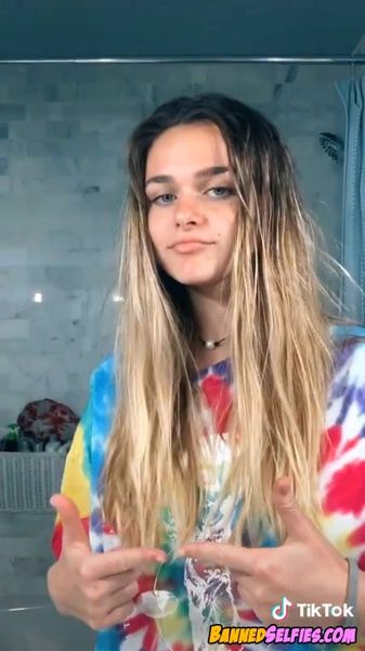 Jocelynn – 18 Years College Babe Epic Nude Selfie On Instagram