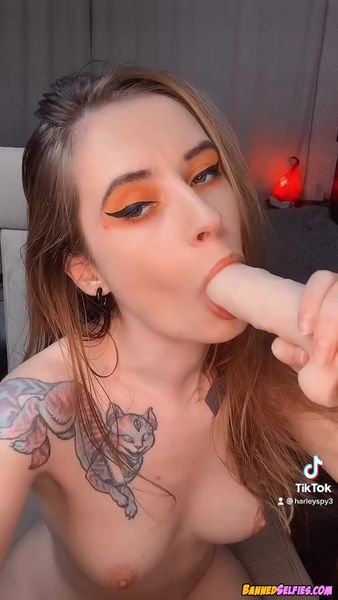 Emilee – Amazing 18 Years Old School Girl Nude Selfie